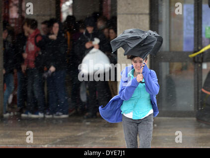 Boston, USA. Apr 15, 2014. Une fille marche dans le vent fort et la pluie à Boston, Massachusetts, États-Unis, 15 avril 2014. Credit : Yin Bogu/Xinhua/Alamy Live News Banque D'Images
