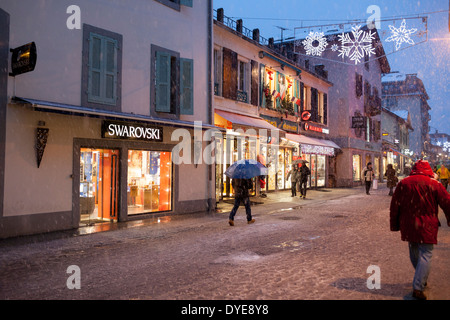 Les piétons passent par le magasin Swarovski sur la rue du Docteur Paccard dans le village de Chamonix Mont-Blanc. Banque D'Images
