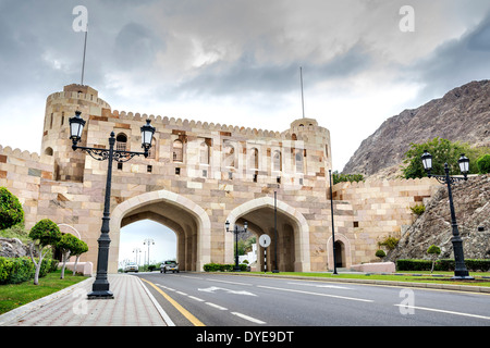 Porte de ville à Muscat, Oman, sur un jour nuageux Banque D'Images