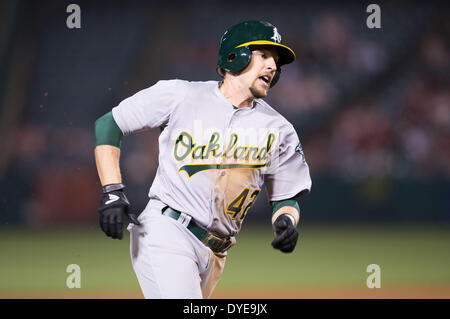 Anaheim, CA, USA. Apr 15, 2014. 15 avril 2014 - Anaheim, CA, United States of America - Oakland Athletics shortstop Jed Lowrie (8) en action le port de jersey # 42 en l'honneur de Hank Aaron au cours de la MLB match entre l'athlétisme d'Oakland et Los Angeles Angels à l'Angels Stadium à Anaheim, CA. Sthletics défait les anges dans le bas du 11ème manche 10-9. Credit : csm/Alamy Live News Banque D'Images