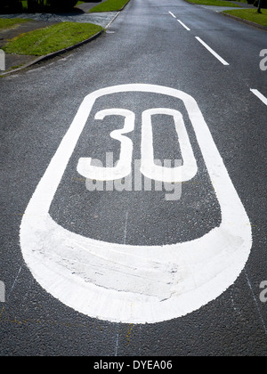 La limite de vitesse de 30 mi/h painted on Road UK Banque D'Images