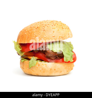 Big hamburger maison isolé sur fond blanc Banque D'Images