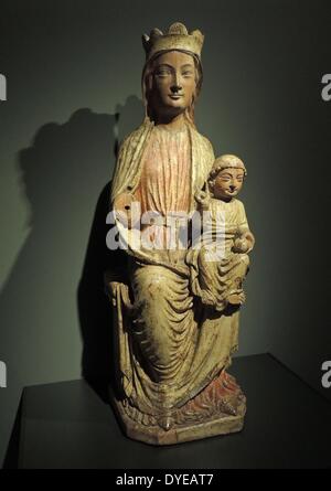 Vierge à l'enfant. Pyrénées, c 1225. noyer avec des traces d'polythromy. La Vierge est assise avec l'Enfant Jésus sur ses genoux. Ici, elle est plus que simplement la mère de Jésus, elle est le trône symbolique sur laquelle l'enfant est assis, l'incarnation de la sagesse divine ; la sedes. saplentlae Sculpté avec des crucifix, c'est l'un des premiers sujets de sculpture au Moyen Âge. Banque D'Images