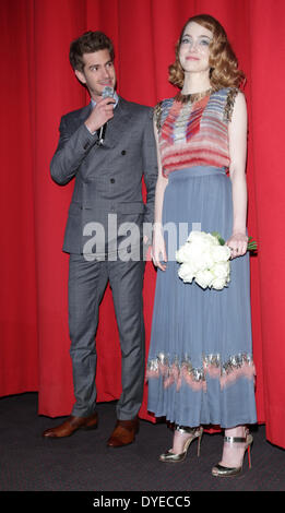 Berlin, Allemagne. Apr 15, 2014. Acteurs américains Andrew Garfield et Emma Stone arrivent pour la première allemande du film 'The Amazing Spiderman 2 : Montée de l'electro' à Berlin, Allemagne, 15 avril 2014. Le film sortira dans les salles allemandes le 17 avril 2014. Dpa : Crédit photo alliance/Alamy Live News Banque D'Images