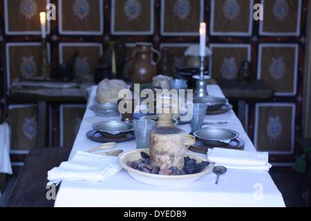 Table de salle à manger restaurée, 16ème siècle. Situé dans William Shakespeare's birthplace supposé. Banque D'Images