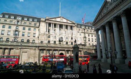 Des autobus à impériale rouge sur Threadneedle Street à l'extérieur de la Banque d'Angleterre dans le centre de Londres UK KATHY DEWITT Banque D'Images