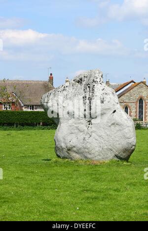 Avis de pierres d'Avebury 2013. Un monument néolithique henge contenant trois cercles de pierres, autour du village d'Avebury dans le Wiltshire, dans le sud-ouest de l'Angleterre. Construit autour de 2600 B.C. Banque D'Images