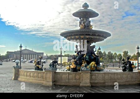 Vue de la fontaine de River de Commerce et de navigation de 2013. L'une des deux fontaines de la Place de la Concorde Banque D'Images