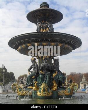 Vue de la fontaine de River de Commerce et de navigation de 2013. L'une des deux fontaines de la Place de la Concorde Banque D'Images