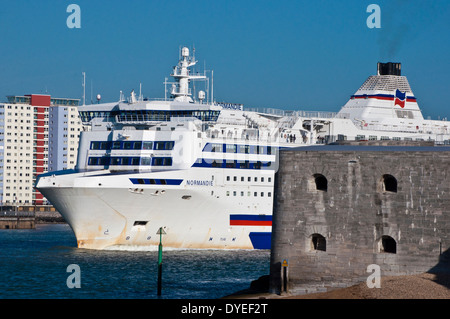 Normandie laissant Brittany Ferries Portsmouth Harbour Entrance passant la tour ronde Banque D'Images