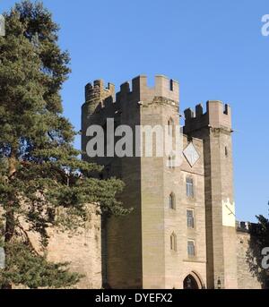 Vue sur le château de Warwick en 2013. Le château médiéval a été élaboré à partir d'un original construit par William le Conquérant en 1068 Banque D'Images