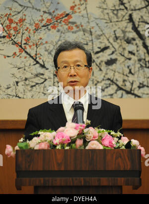 Tokyo, Japon. Apr 16, 2014. Ambassadeur chinois au Japon Cheng Yonghua parle au cours d'une cérémonie pour les étudiants chinois qui étudient au Japon à Tokyo, Japon, le 16 avril 2014. Vingt-neuf étudiants ont reçu des bourses d'études et certifications par l'ambassade de Chine au Japon. Credit : Stringer/Xinhua/Alamy Live News Banque D'Images