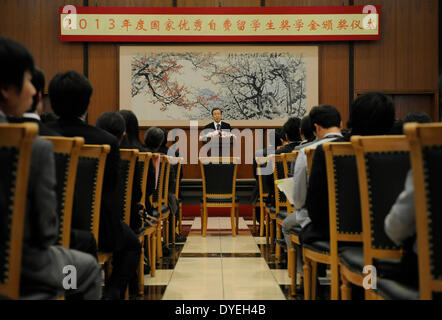 Tokyo, Japon. Apr 16, 2014. Ambassadeur chinois au Japon Cheng Yonghua (C) parle au cours d'une cérémonie pour les étudiants chinois qui étudient au Japon à Tokyo, Japon, le 16 avril 2014. Vingt-neuf étudiants ont reçu des bourses d'études et certifications par l'ambassade de Chine au Japon. Credit : Stringer/Xinhua/Alamy Live News Banque D'Images