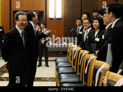 Tokyo, Japon. Apr 16, 2014. Ambassadeur chinois au Japon Cheng Yonghua (1re L) s'entretient avec des étudiants chinois qui étudient au Japon au cours d'une cérémonie à Tokyo, Japon, le 16 avril 2014. Vingt-neuf étudiants ont reçu des bourses d'études et certifications par l'ambassade de Chine au Japon. Credit : Stringer/Xinhua/Alamy Live News Banque D'Images