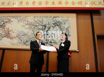 Tokyo, Japon. Apr 16, 2014. Ambassadeur chinois au Japon Cheng Yonghua (L) et un étudiant chinois qui étudient au Japon de poser pour des photos au cours d'une cérémonie à Tokyo, Japon, le 16 avril 2014. Vingt-neuf étudiants ont reçu des bourses d'études et certifications par l'ambassade de Chine au Japon. Credit : Stringer/Xinhua/Alamy Live News Banque D'Images