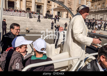 La Place Saint Pierre, Vatican, Rome, Italie. 16 avril, 2014. Le pape François a tenu son audience générale hebdomadaire où il accueille les gens de la Place Saint Pierre. Aujourd'hui il a surpris deux jeunes quand il les a invités dans sa jeep à toit ouvert d'aller avec lui pendant qu'il continuait sa tournée. Credit : Realy Easy Star/Alamy Live News Banque D'Images