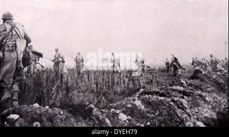 La Seconde Guerre mondiale 1 - La bataille de Champagne, les forces coloniales françaises le pousser vers l'avant vers les lignes allemandes après avoir quitté leurs positions dans les tranchées, 1915. Banque D'Images