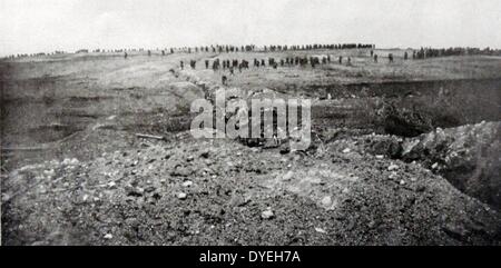 La Seconde Guerre mondiale 1 - La bataille de Champagne, les forces coloniales françaises le pousser vers l'avant vers les lignes allemandes après avoir quitté leurs positions dans les tranchées, 1915. Banque D'Images