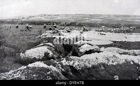 La Seconde Guerre mondiale 1 - La bataille de Champagne, les forces coloniales françaises le pousser vers l'avant vers les lignes allemandes après avoir quitté leurs positions dans les tranchées, 1915. Banque D'Images