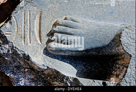 Temple de Ramsès III (1198-1167 av. - XX° Dyn.) à Médinet Habou : reste de la statue. Banque D'Images