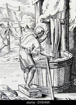 La Dyer : Teinture d'une longueur de tissu dans une cuve. En arrière-plan le tissu teint est tomber en haleine. 16e siècle gravure sur bois par Jost Amman. Banque D'Images