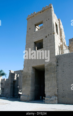 Temple de Ramsès III (1198-1167 av. - XX° Dyn.) à Médinet Habou : le Migdol. Banque D'Images