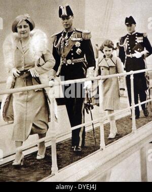 La reine Elizabeth avec le roi George VI prendre princesse (plus tard la reine Elizabeth II pour visiter le HMS Victoria and Albert à Portsmouth. 1937 Banque D'Images