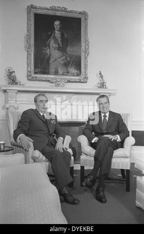 Le président américain Richard Nixon et le leader soviétique Leonid Brejnev assis dans la maison blanche avec un portrait de George Washington dans l'arrière-plan. Juin 1973 Banque D'Images