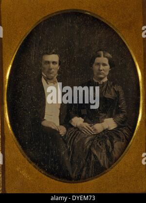 L'homme et la femme non identifiés, trois-quarts portrait en pied, assis, par Francis Grice, photographe. 1855 : quart-plaque daguerréotype. Banque D'Images
