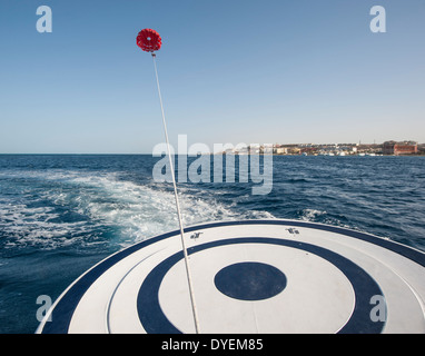 Deux personnes parasailing off boack de vedette dans tropical resort Banque D'Images