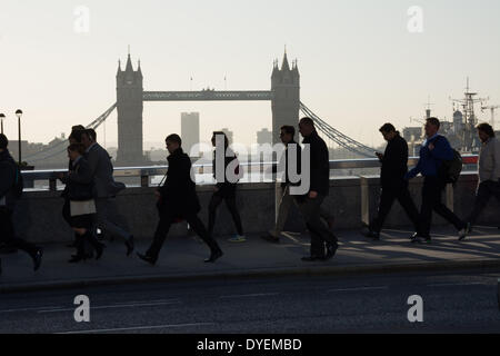 London UK. 16 avril 2014. L'ensemble de flux de navetteurs avec London Bridge Tower Bridge à la distance que Londres se réveille à une autre belle matinée ensoleillée Crédit : Patricia Phillips / Alamy Live News Banque D'Images