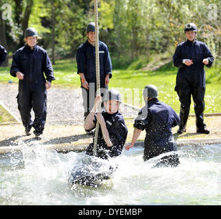 Fareham, UK. Apr 15, 2014. England Women's 2014 WRWC squad prendre part dans le leadership et l'esprit d'équipe au cours de la Royal Navy Leadership Academy, HMS Collingwood Fareham Credit : Action Plus Sport/Alamy Live News Banque D'Images