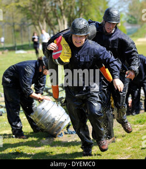 Fareham, UK. Apr 15, 2014. England Women's 2014 WRWC squad prendre part dans le leadership et l'esprit d'équipe au cours de la Royal Navy Leadership Academy, HMS Collingwood Fareham Credit : Action Plus Sport/Alamy Live News Banque D'Images