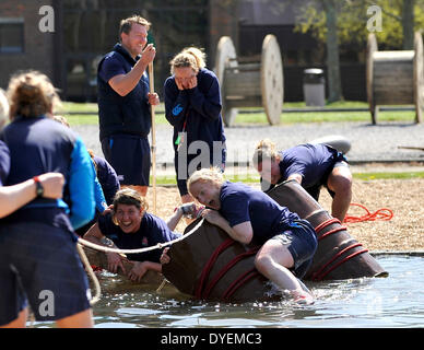 Fareham, UK. Apr 15, 2014. England Women's 2014 WRWC squad prendre part dans le leadership et l'esprit d'équipe au cours de la Royal Navy Leadership Academy, HMS Collingwood Fareham Credit : Action Plus Sport/Alamy Live News Banque D'Images