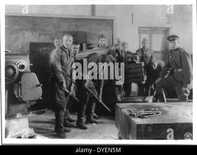 Soldats soviétiques en processus de retrait de l'équipement industriel des Usines mandchoue à la fin de la Deuxième Guerre mondiale, 1945. Banque D'Images