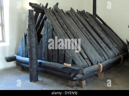 La tente-comme chambre funéraire en bois du pont du navire Oseberg. Un navire Viking découvert dans un grand tumulus funéraire à l'Oseberg ferme près de Tønsberg Vestfold County, en Norvège. Datant d'environ 800 AD, le navire a été fouillé par l'archéologue norvégien Haakon Shetelig et archéologue suédois Gabriel Gustafson en 1904-1905. Le navire s'affiche à la Viking Ship Museum, à Bygdøy. Banque D'Images