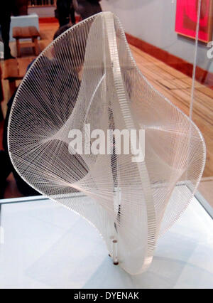 Naum Gabo 'linéaire' 1957-1958. Nylon Perspex et sculpture moderne par Naum Gabo KBE (1890 - 1977) un éminent sculpteur russe dans le mouvement constructiviste et un pionnier de l'Art Cinétique. Banque D'Images