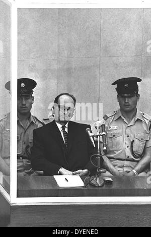 Otto Adolf Eichmann 19 mars 1906 - 31 mai 1962. Nazi allemand SS-Obersturmbannführer (lieutenant-colonel) et l'un des principaux organisateurs de l'Holocauste. Eichmann a été accusé par le SS-Obergruppenführer Reinhard Heydrich de faciliter et de gérer la logistique de la déportation des Juifs de ghettos et camps d'extermination dans l'Europe de l'occupation allemande pendant la Seconde Guerre mondiale. En 1960, il a été capturé en Argentine par le Mossad, service de renseignement d'Israël. À la suite d'un procès largement diffusée en Israël, il a été reconnu coupable de crimes de guerre et pendu en 1962 Banque D'Images