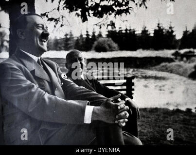 Adolf Hitler 1889 - 1945. détente à une retraite à la campagne. Homme politique allemand et le leader du parti nazi à la conduite d'une voiture. Il a été chancelier de l'Allemagne de 1933 à 1945 et d'un dictateur de l'Allemagne nazie de 1934 à 1945. Banque D'Images