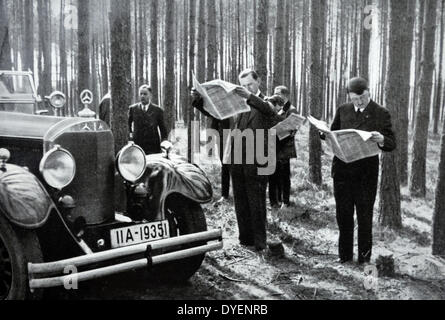 Adolf Hitler 1889 - 1945. détente à une retraite à la campagne. Homme politique allemand et le leader du parti nazi à la conduite d'une voiture. Il a été chancelier de l'Allemagne de 1933 à 1945 et d'un dictateur de l'Allemagne nazie de 1934 à 1945. Banque D'Images