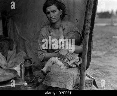 Famille des travailleurs agricoles migrants. Sept enfants sans nourriture. Mère âgée de trente-deux ans. Père est un californien natif. Nipomo, Californie 1936. La photographie montre Florence Thompson avec deux de ses enfants par Dorothea Lange 1895-1965, en date de 1936 Banque D'Images