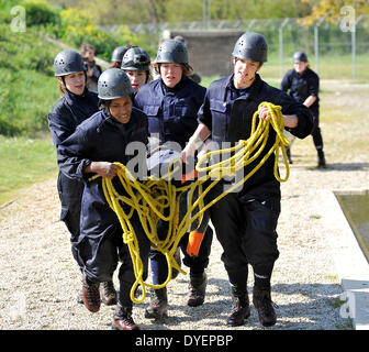 Fareham, UK. Apr 15, 2014. England Women's 2014 WRWC squad prendre part dans le leadership et l'esprit d'équipe au cours de la Royal Navy Leadership Academy, HMS Collingwood Fareham Credit : Action Plus Sport/Alamy Live News Banque D'Images