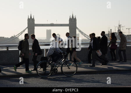 London UK. 16 avril 2014. L'ensemble de flux de navetteurs avec London Bridge Tower Bridge à la distance que Londres se réveille à une autre belle matinée ensoleillée Crédit : Patricia Phillips / Alamy Live News Banque D'Images