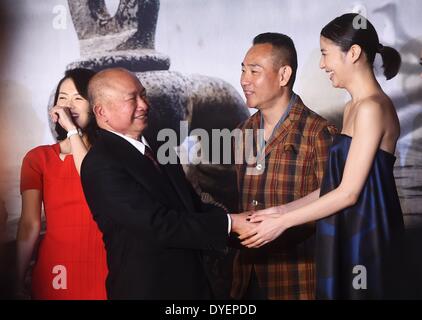 Beijing, Chine. Apr 16, 2014. L'actrice Zhang Ziyi, le réalisateur John Woo, Lam acteur Bo Yee et actrice Masami Nagasawa (de G à D) participer à une conférence de presse pour l'emballage de leur nouveau film "La traversée" à Beijing, capitale de Chine, le 16 avril 2014. Le film, réalisé par le célèbre réalisateur John Woo Hong Kong, raconte une histoire d'amour épique fondée dans les années 40. Liangkuai Crédit : Jin/Xinhua/Alamy Live News Banque D'Images