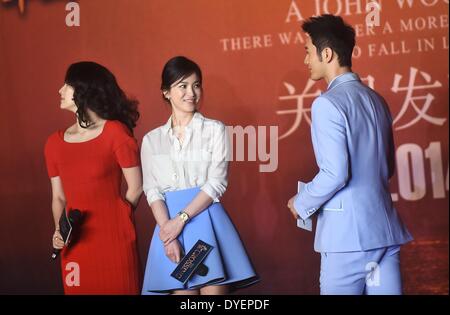 Beijing, Chine. Apr 16, 2014. L'actrice Zhang Ziyi, l'actrice Song Hye-kyo et l'acteur Huang Xiaoming (de G à D) participer à une conférence de presse pour l'emballage de leur nouveau film "La traversée" à Beijing, capitale de Chine, le 16 avril 2014. Le film, réalisé par le célèbre réalisateur John Woo Hong Kong, raconte une histoire d'amour épique fondée dans les années 40. Liangkuai Crédit : Jin/Xinhua/Alamy Live News Banque D'Images