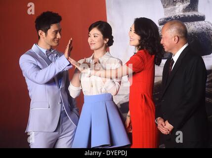 Beijing, Chine. Apr 16, 2014. Huang Xiaoming, acteur actrice Song Hye-kyo, l'actrice Zhang Ziyi et le réalisateur John Woo (de G à D) participer à une conférence de presse pour l'emballage de leur nouveau film "La traversée" à Beijing, capitale de Chine, le 16 avril 2014. Le film, réalisé par le célèbre réalisateur John Woo Hong Kong, raconte une histoire d'amour épique fondée dans les années 40. Liangkuai Crédit : Jin/Xinhua/Alamy Live News Banque D'Images