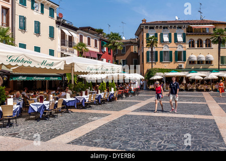 Piazza Carducci, Sirmione, Lac de Garde, Italie Banque D'Images