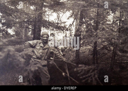 Seconde guerre mondiale : un soldat de l'infanterie française dans la forêt des Vosges 1944 Banque D'Images