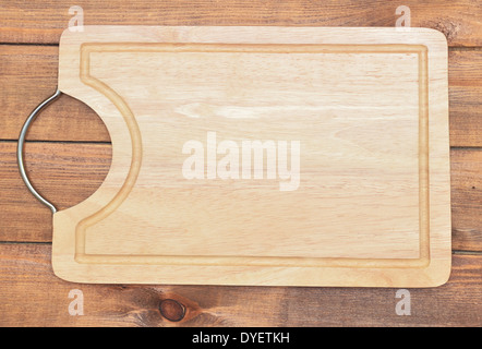 Planche à découper en bois vides sur la table Banque D'Images