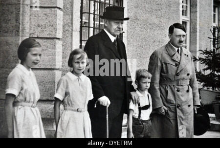 Le président Paul von Hindenburg avec Adolf Hitler en 1929. Hindenburg (1847 - 2 août 1934) était un Prussian-German maréchal, homme d'État et homme politique, et il a été le deuxième Président de l'Allemagne de 1925 à 1934. Banque D'Images